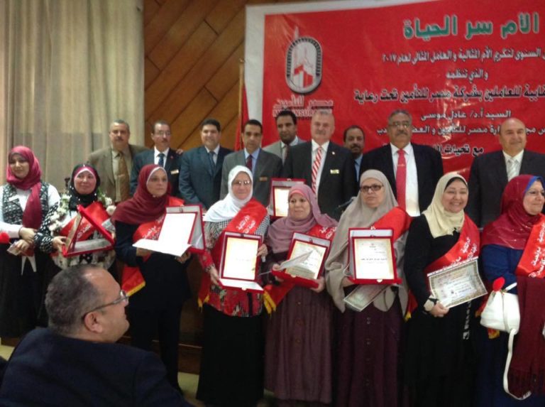 جمال عقبى فى حفل مصر للتامين.. “يابخت من كان والديه احياء”