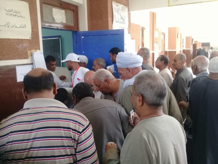 غرفة عمليات اتحاد العمال تفيد.. حشد كبير امام صناديق الانتخابات بالمحافظات