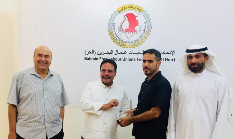 نقابة المصرفيين البحرينية تهدى درعا تذكاريا لـ”المراغى وعقبى”