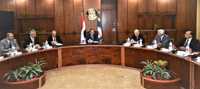 فى أول اجتماع له مع النقابة .. وزير البترول يقرر ..