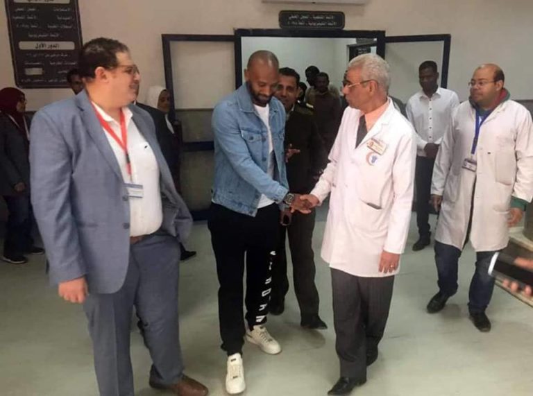 شيكابالا يزور مستشفى الاورام فى أسوان