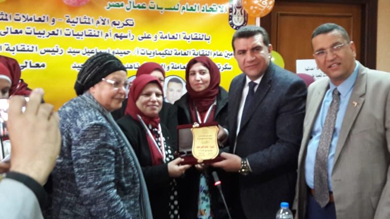 فى مقدمتهم “عائشة عبد الهادى” الكيماويات تكرم الرائدات