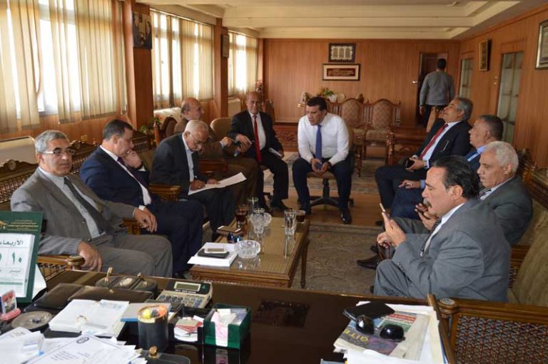 صور: غرفة عمليات اتحاد العمال ترصد تزايد الاقبال على الاستفتاء