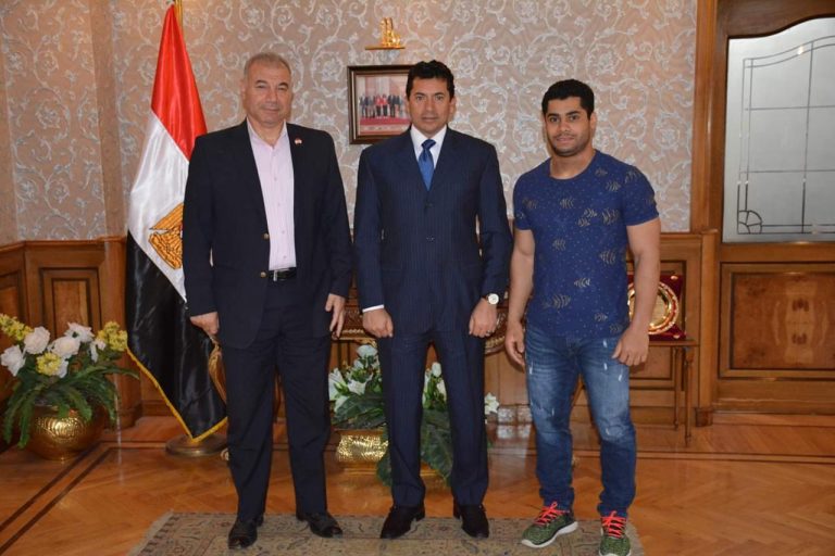 وزير الرياضة يلتقى رئيس اتحاد رفع الاثقال والبطل الأوليمبي “محمد إيهاب”