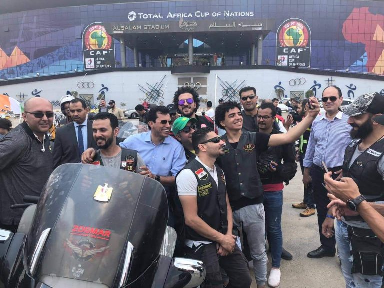 “صبحى” يروج لأمم أفريقيا مع الشباب على الدراجات البخارية