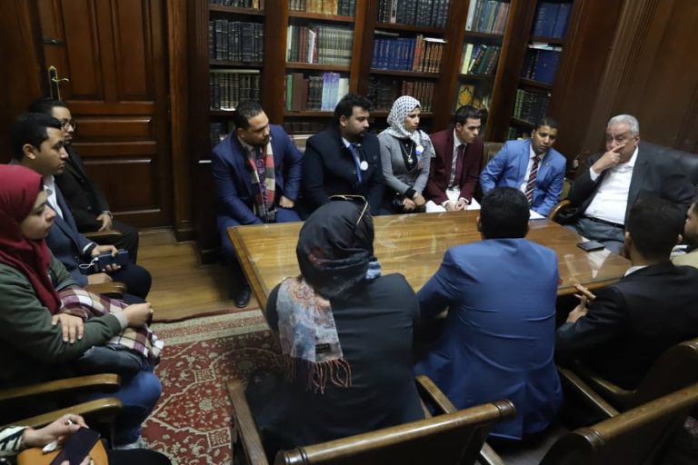 بالصور.. نقيب المحامين يلتقي أعضاء “شباب بلا قيود”