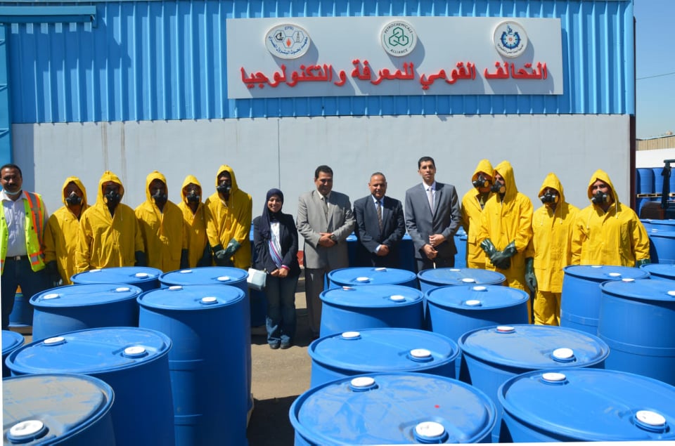 وزير التعليم العالى ورئيس الأكاديمية يتفقدان خط إنتاج المطهرات