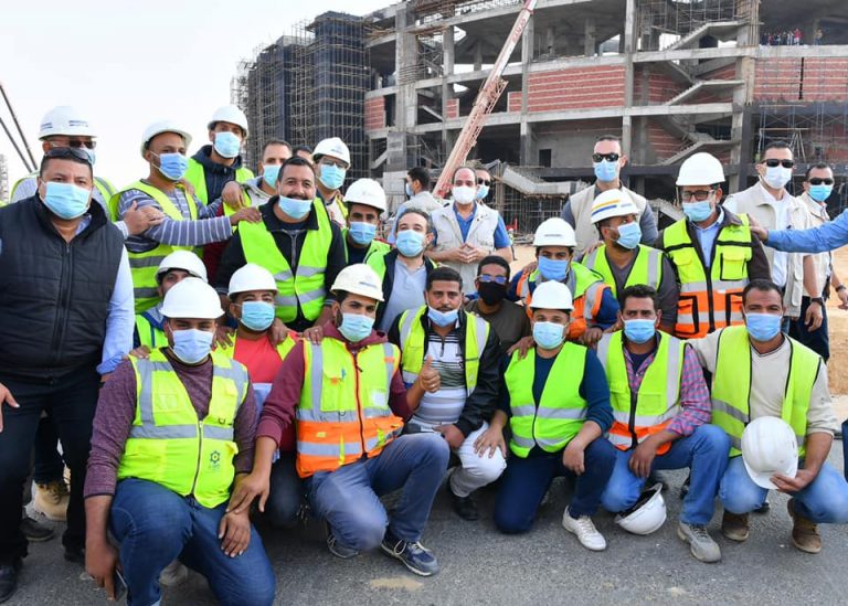 المراغى: زيارات الرئيس لمواقع العمل دافعا للعمال للعمل والإبداع