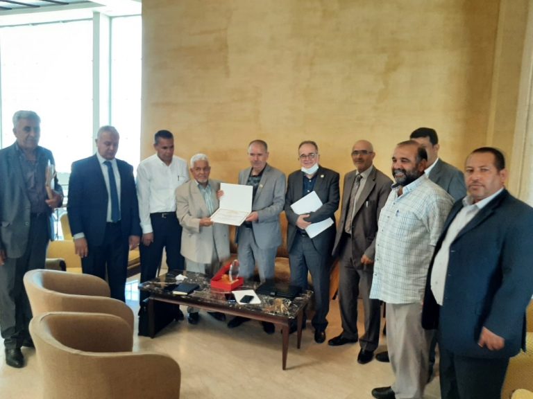 نورالدين الطبوبي يتسلم درع إتحاد عمال ليبيا
