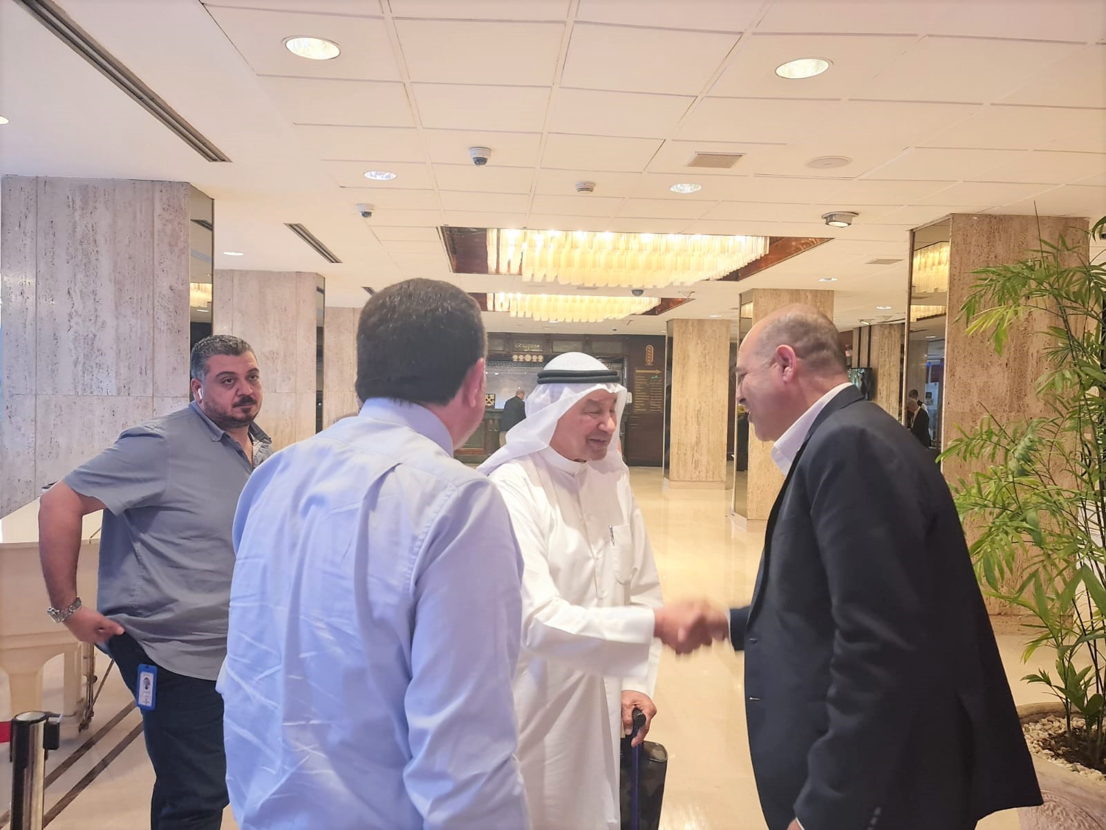 جبران يستقبل حسين المشموم رئيس الوفد العمالى لدولة الكويت المشارك بمؤتمر العمل العربي