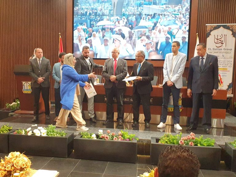 عمال مصر ينظم احتفالية لتسليم تأشرات العاملين الفائزين بقرعة الحج