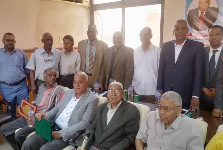 اتحاد عمال أسوان يكرم المتميزين والرواد