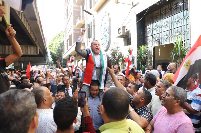 عمال البترول يشاركون الوقفة التضامنية مع الشعب الفلسطيني والتأكيد علي قرارات الرئيس