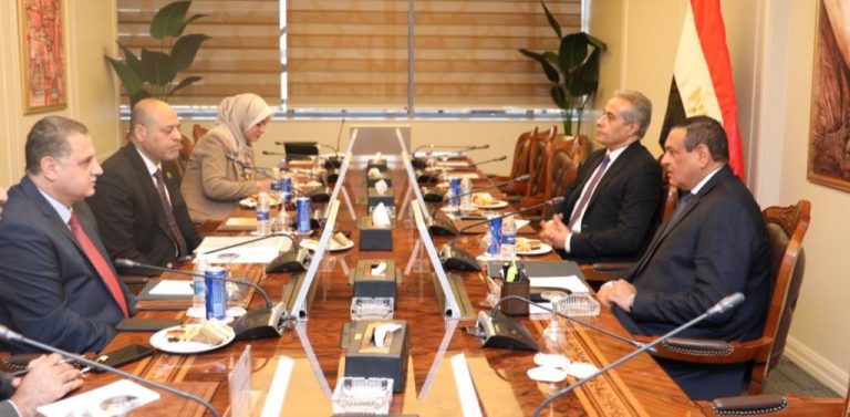 اتحاد عمال مصر يلتقي مع وزير التنمية المحلية ووزير العمل لبحث التعاون المشترك بين الوزارتين والاتحاد