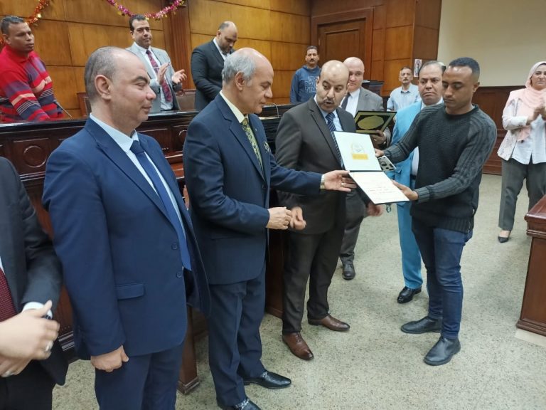 نقيب العاملين بالنيابات والمحاكم يلتقي موظفين محكمة جنوب القاهرة ويُكرم حفظة القرآن الكريم