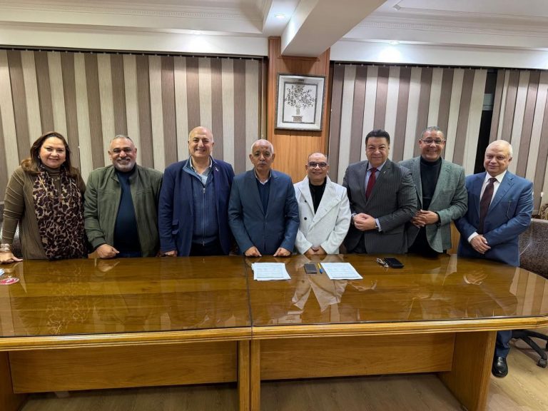 الجمل: “التفاوض الجاد أقصر طريق للاستقرار”.. توقيع اتفاقية عمل جماعية متوازنة بـ “تيتان مصر للأسمنت”