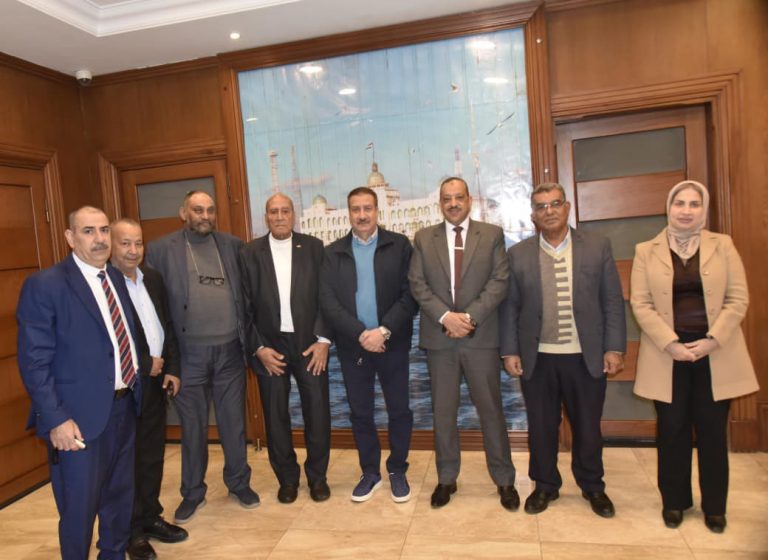 محافظ بورسعيد يجتمع بقيادات العمل النقابي.. “أبو ليمون”: العمال عماد التنمية وشريك أساسي في بناء المستقبل