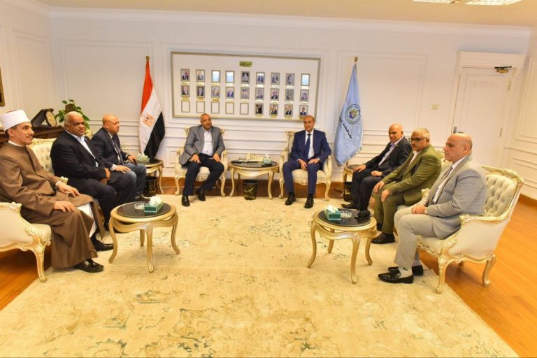 في أول لقاء بعد التكليف.. محافظ أسيوط يضع حجر الأساس لشراكة استراتيجية مع العمال