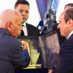 اهداء درع عيد العمال الى فخامة رئيس الجمهورية