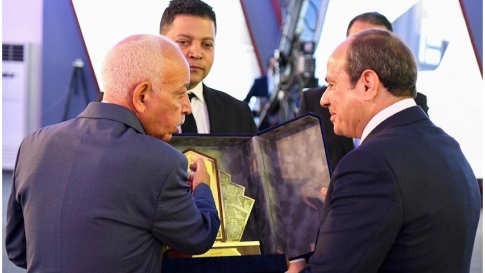 اهداء درع عيد العمال الى فخامة رئيس الجمهورية