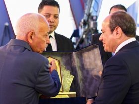 اهداء درع عيد العمال الى فخامة رئيس الجمهورية