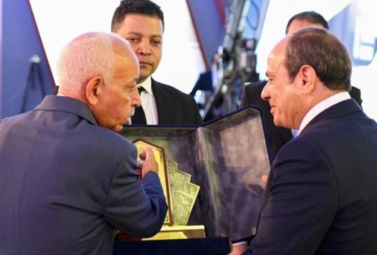 اهداء درع عيد العمال الى فخامة رئيس الجمهورية